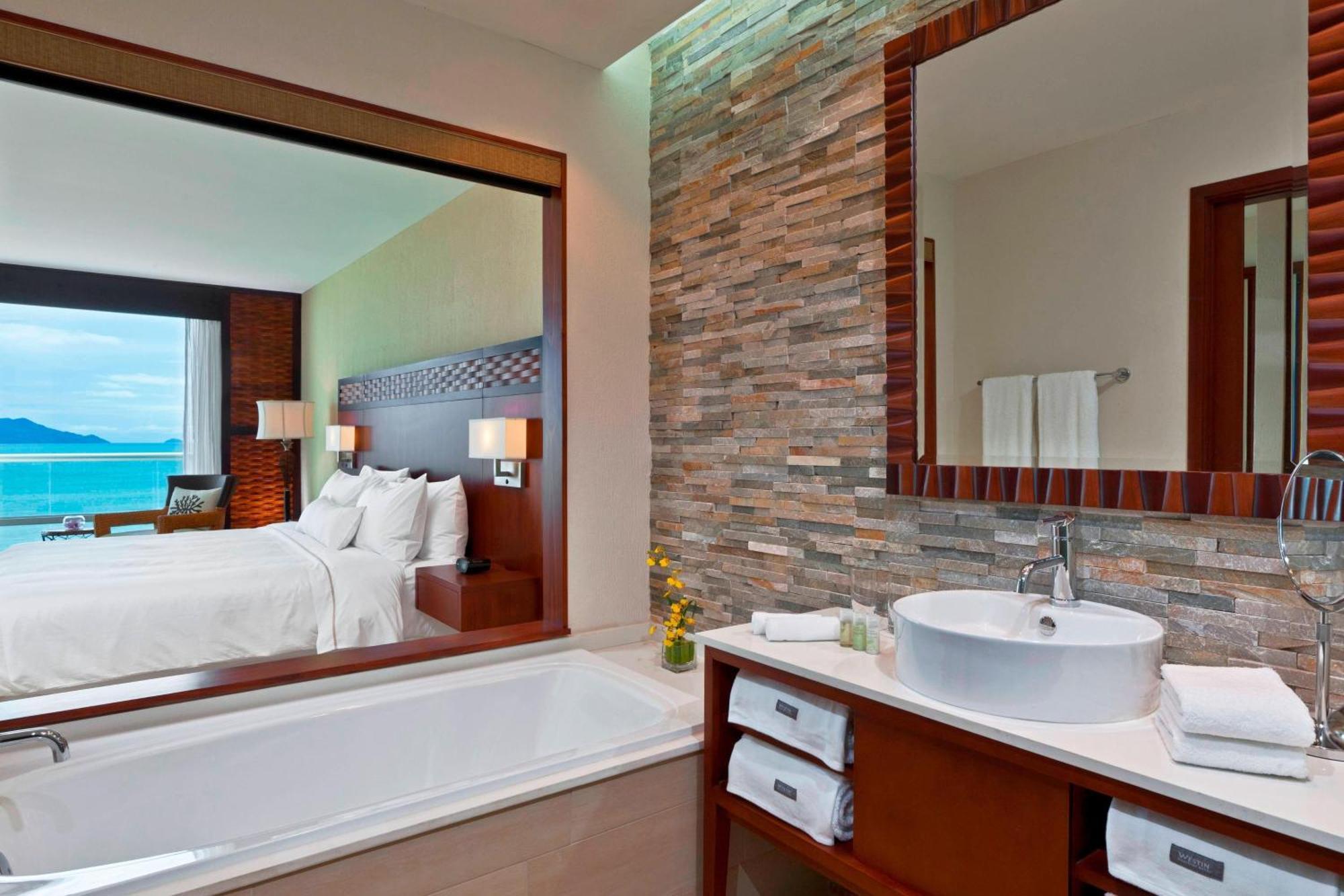 Executive, Club lounge access, Guest room, 1 King, Balcony